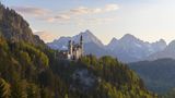 Was soll man noch sagen? Die Schlösser Neuschwanstein, Linderhof, Herrenchiemsee und das Königshaus am Schachen sind die 55. Unesco-Welterbestätte in Deutschland. Warum? Sie sind "herausragende Zeugnisse des Historismus und der romantischen Visionen König Ludwigs II. von Bayern"
