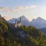 Was soll man noch sagen? Die Schlösser Neuschwanstein, Linderhof, Herrenchiemsee und das Königshaus am Schachen sind die 55. Unesco-Welterbestätte in Deutschland. Warum? Sie sind "herausragende Zeugnisse des Historismus und der romantischen Visionen König Ludwigs II. von Bayern"