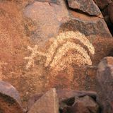 Die Gegend im Nordwesten ist für seine Felsbilder, die Petroglyphen, bekannt. Schon vor zehntausenden von Jahren erzählten die Aborigines Traumzeit-Geschichten. In Murujuga sind Kultur, Natur und Spiritualität eng miteinander verwoben