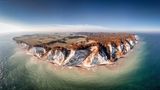 Steilküste in Kreide – sie ist, wie auch Rügen, das Pendant gegenüber vor der deutschen Küste, Ergebnis der Eiszeit. In diesem Teil der Ostsee leben, selten genug, zahlreiche Orchideen und seltene Schmetterlinge