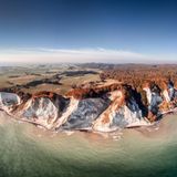 Steilküste in Kreide – sie ist, wie auch Rügen, das Pendant gegenüber vor der deutschen Küste, Ergebnis der Eiszeit. In diesem Teil der Ostsee leben, selten genug, zahlreiche Orchideen und seltene Schmetterlinge