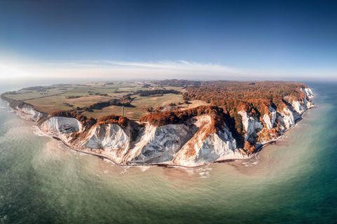 Steilküste in Kreide – sie ist, wie auch Rügen, das Pendant gegenüber vor der deutschen Küste, Ergebnis der Eiszeit. In diesem Teil der Ostsee leben, selten genug, zahlreiche Orchideen und seltene Schmetterlinge