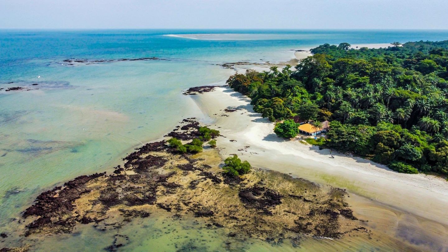 Der kleine Staat liegt an der afrikanischen Westküste, eingeklemmt zwischen dem Senegal und Guinea. Auf, vor und an den Inseln des Bijagós-Archipels finden sich Wattflächen und seichte Riffe. Meeresschildkröten legen ihre Eier ab, und neben Delfinen und Haien leben hier Flusspferde dauerhaft im Meer