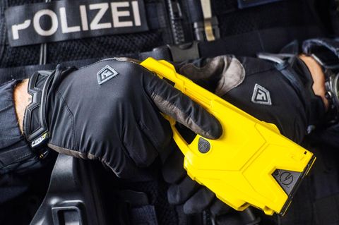 Ein Beamter der Bundespolizei mit einem Taser