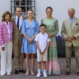 Die schwedische Königsfamilie vor ihrem Haus auf Bornholm