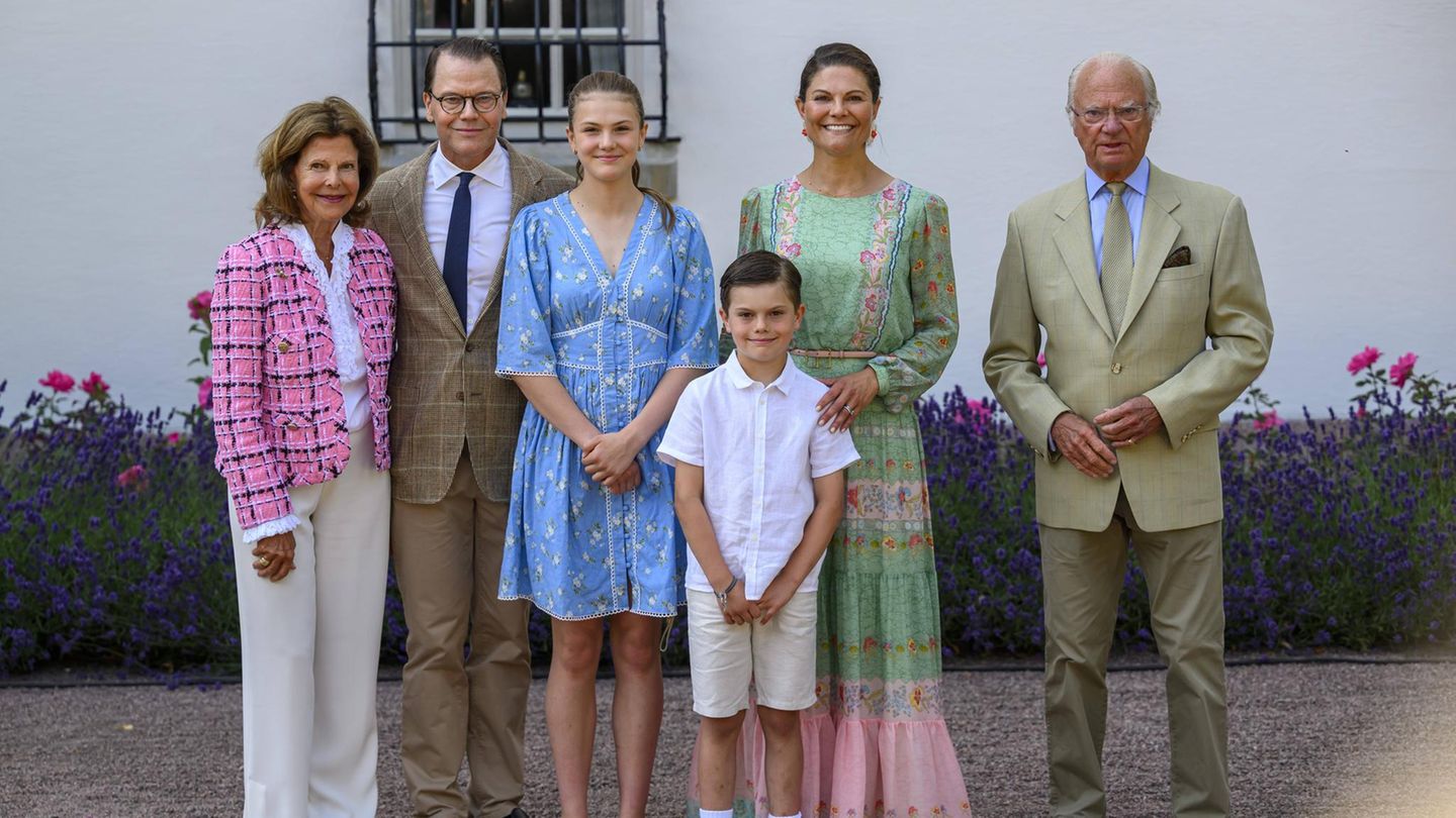 Die schwedische Königsfamilie vor ihrem Haus auf Bornholm