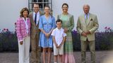 Die schwedische Königsfamilie vor ihrem Haus auf Bornholm