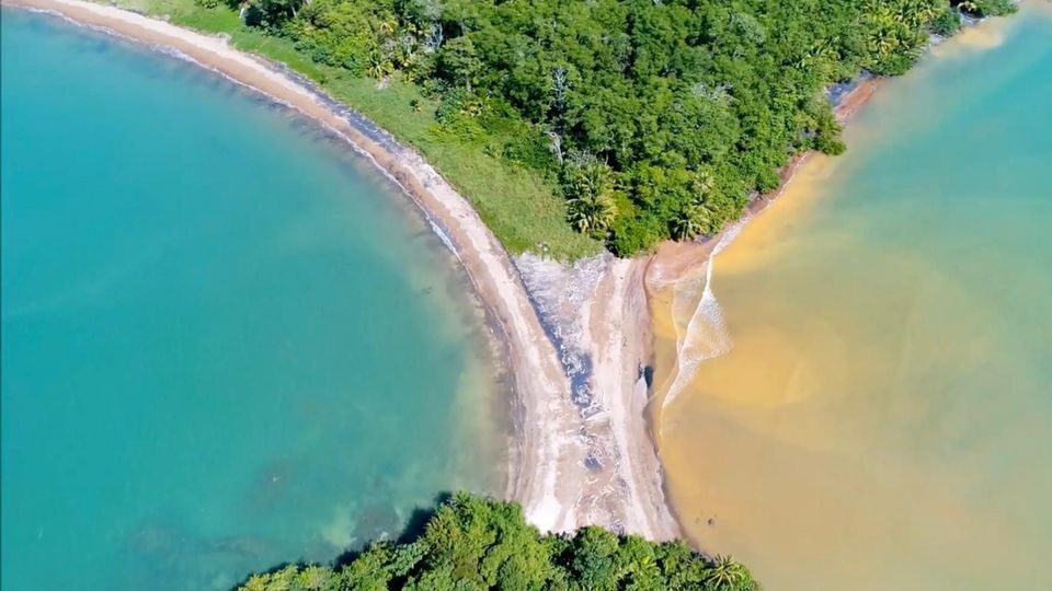 Inseln durch eine Landzunge verbunden, umgeben von klarem Wasser