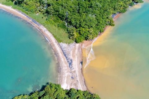 Inseln durch eine Landzunge verbunden, umgeben von klarem Wasser