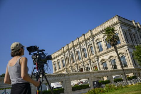 Medienvertreter vor dem Ciragan-Palast in Istanbul