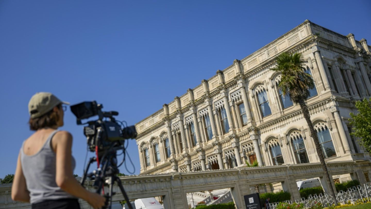 Medienvertreter vor dem Ciragan-Palast in Istanbul