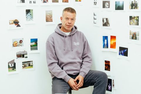 Wolfgang Tillmans vor Bildern an der Wand