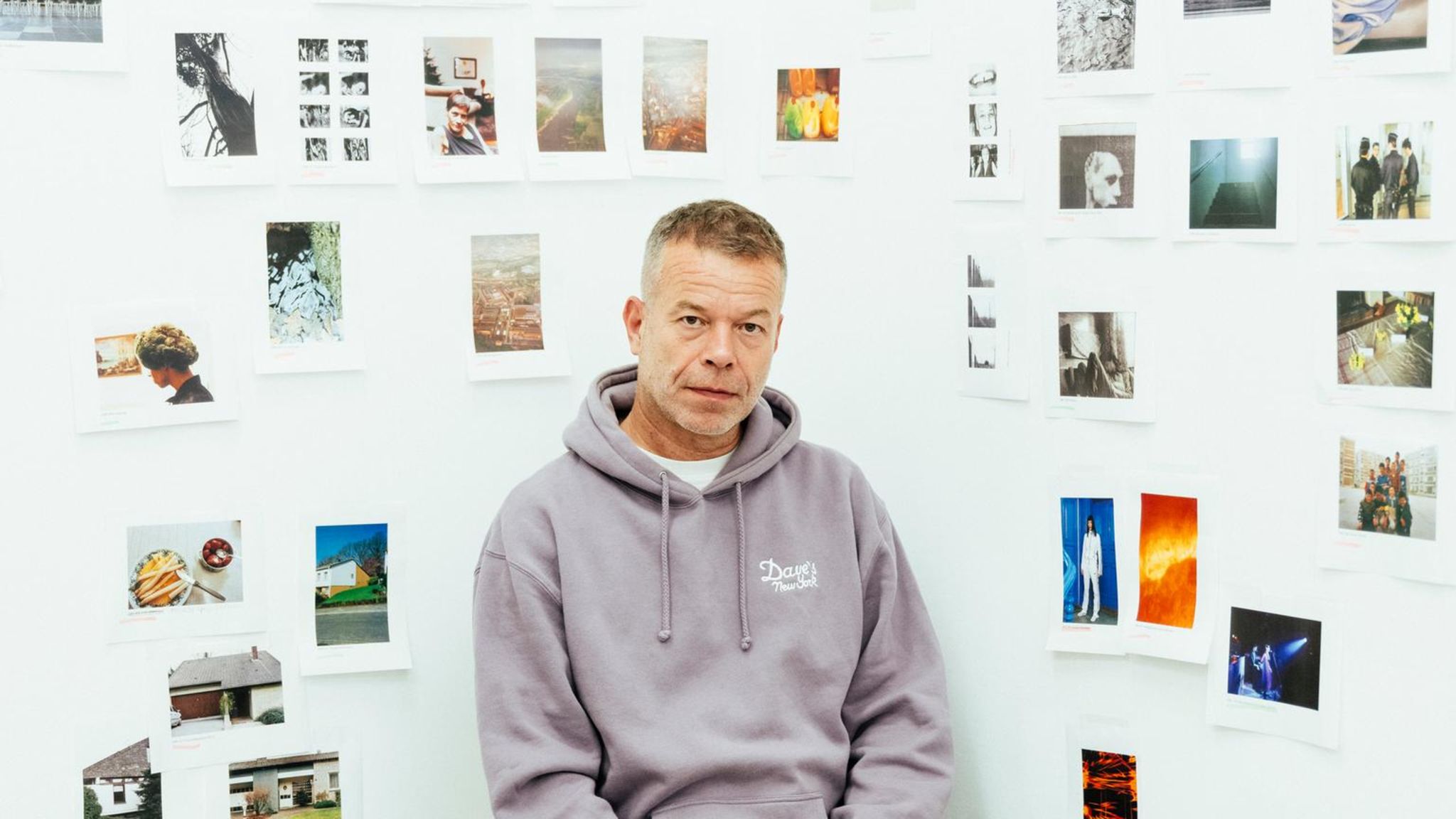 Wolfgang Tillmans vor Bildern an der Wand