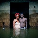 zwei Menschen Arm in Arm bis zur Hüfte im Wasser