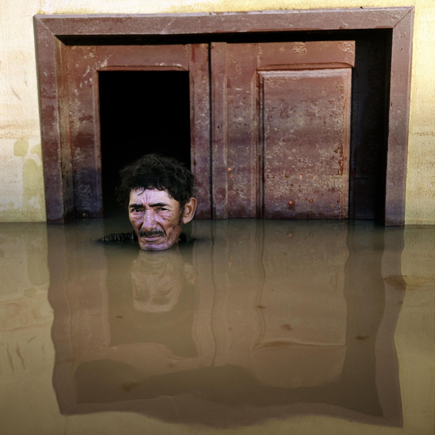 Ein Mann bis zum Kinn im Wasser