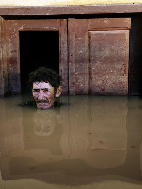 Ein Mann bis zum Kinn im Wasser