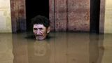 Ein Mann bis zum Kinn im Wasser