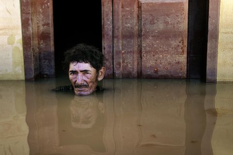Ein Mann bis zum Kinn im Wasser