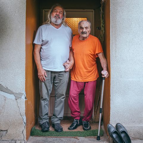 Der Vater des Künstlers mit seinem Vater Händchen haltend