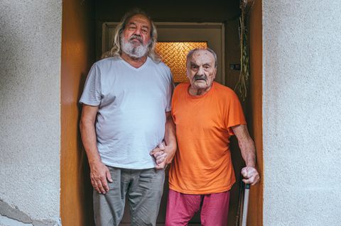 Der Vater des Künstlers mit seinem Vater Händchen haltend