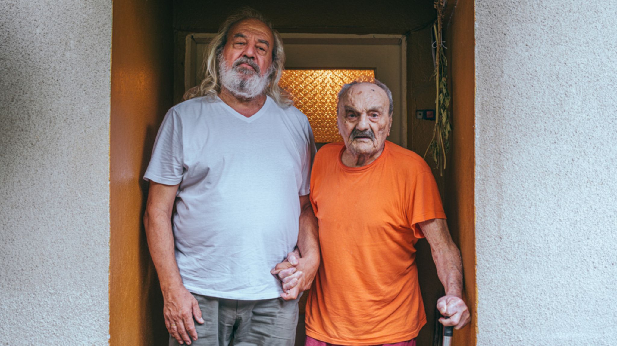 Der Vater des Künstlers mit seinem Vater Händchen haltend