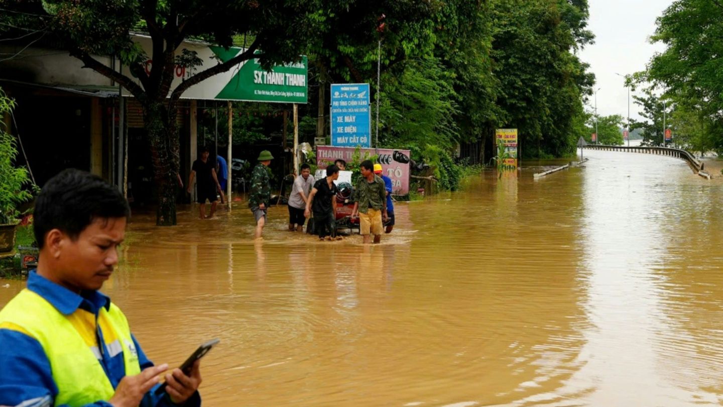 Überflutete Straßen in der Provinz Nghe An