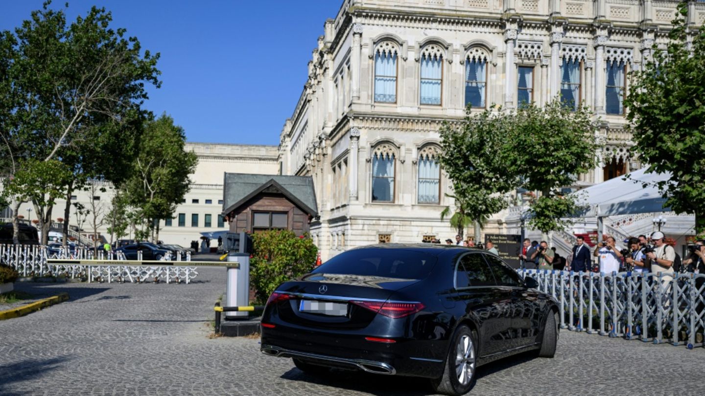Eine Delegation erreicht den Ciragan-Palast in Istanbul