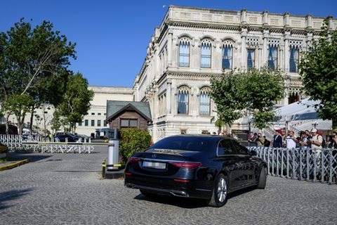 Eine Delegation erreicht den Ciragan-Palast in Istanbul