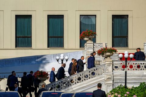 Eine Delegation erreicht den Ciragan-Palast in Istanbul