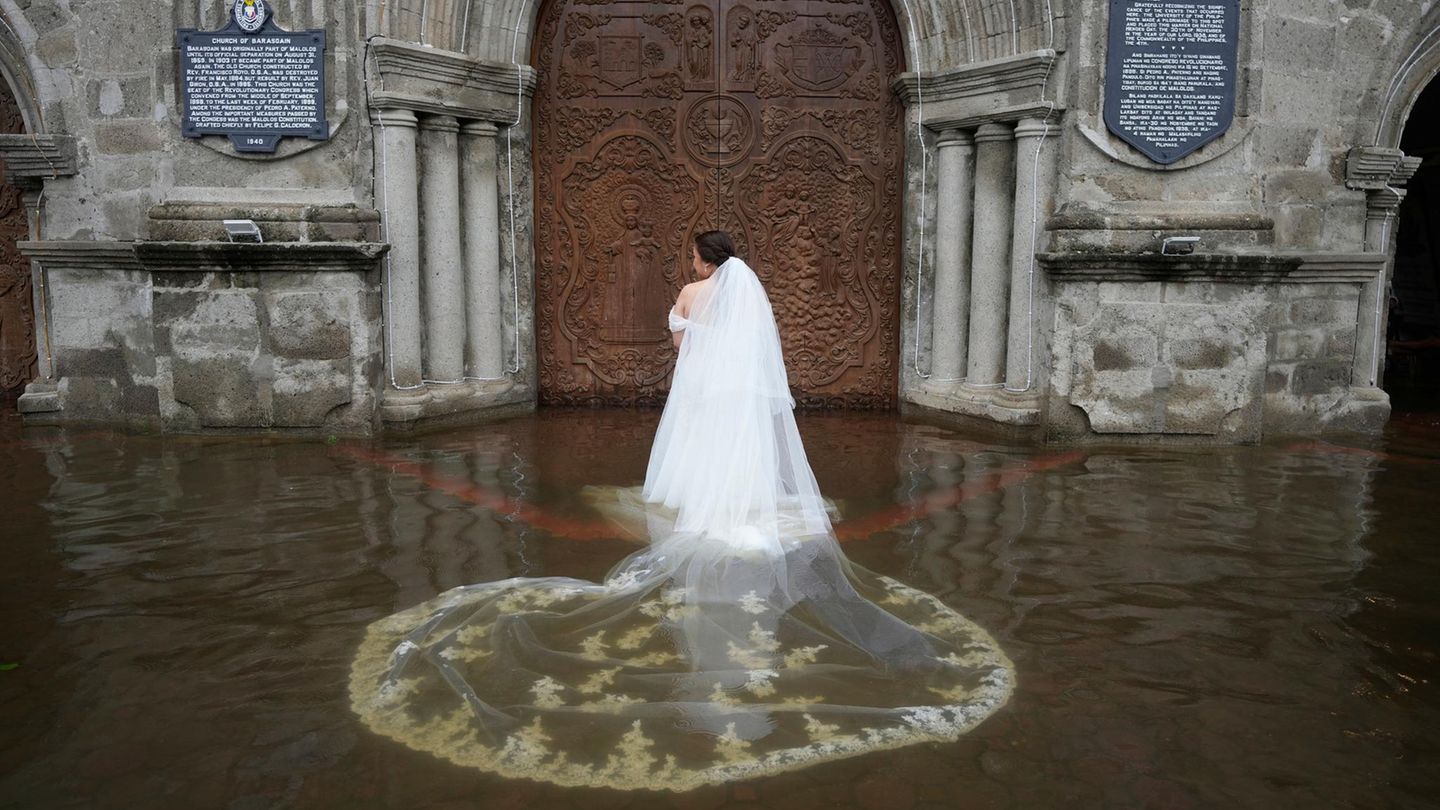 Die Braut Jamaica Agular bereitet sich darauf vor, die überflutete Barasoain-Kirche für ihre Hochzeit zu betreten