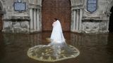 Die Braut Jamaica Agular bereitet sich darauf vor, die überflutete Barasoain-Kirche für ihre Hochzeit zu betreten