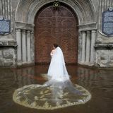 Die Braut Jamaica Agular bereitet sich darauf vor, die überflutete Barasoain-Kirche für ihre Hochzeit zu betreten