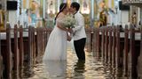 Das Paar, das schon seit zehn Jahren zusammen ist, hatte den Trauungstermin in der Kirche demnach bereits vor zwei Jahren gebucht. Für die Hochzeit hatten sich beide extra eine Auszeit von der Arbeit genommen