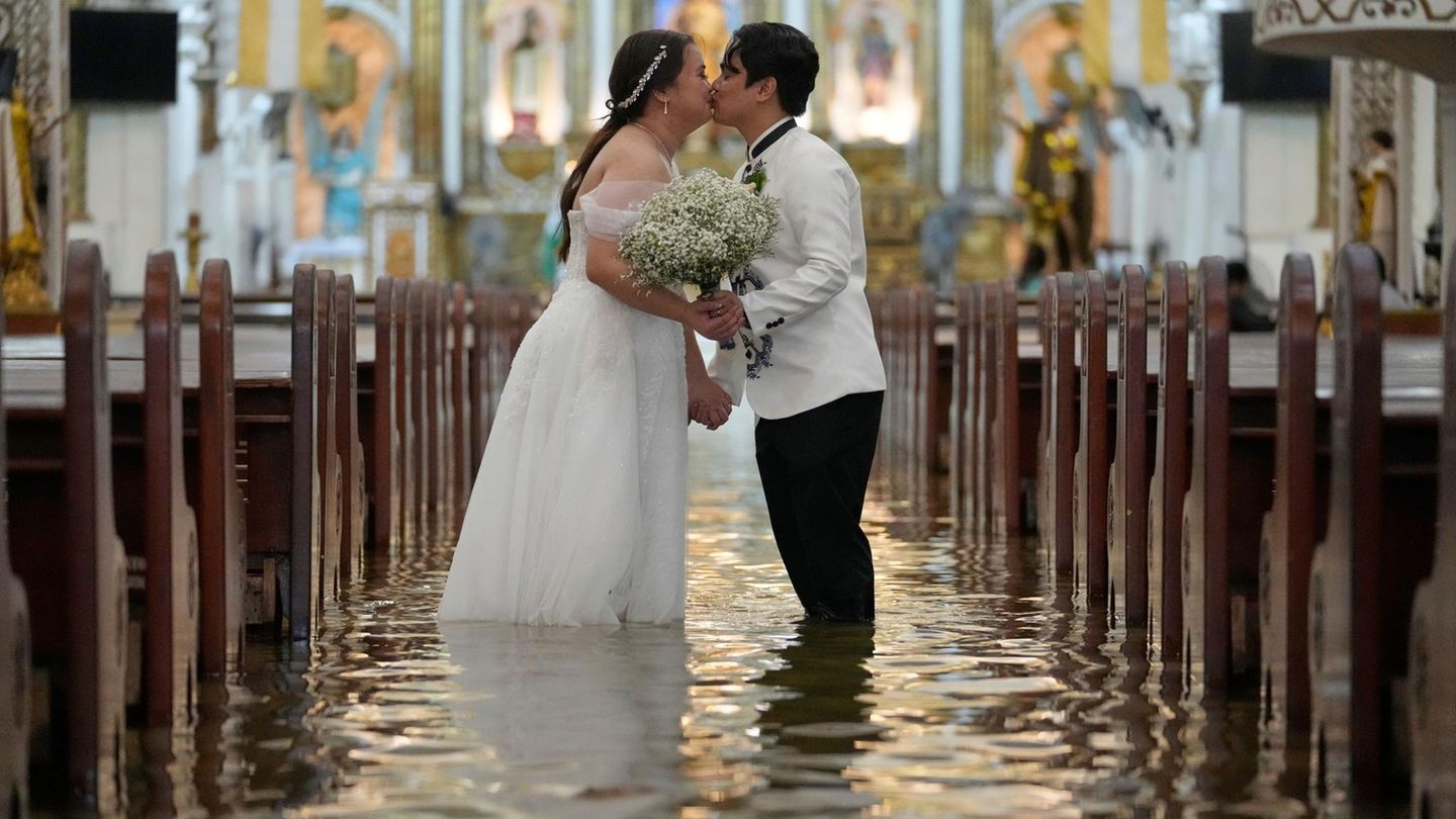 Das Paar, das schon seit zehn Jahren zusammen ist, hatte den Trauungstermin in der Kirche demnach bereits vor zwei Jahren gebucht. Für die Hochzeit hatten sich beide extra eine Auszeit von der Arbeit genommen
