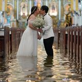 Das Paar, das schon seit zehn Jahren zusammen ist, hatte den Trauungstermin in der Kirche demnach bereits vor zwei Jahren gebucht. Für die Hochzeit hatten sich beide extra eine Auszeit von der Arbeit genommen