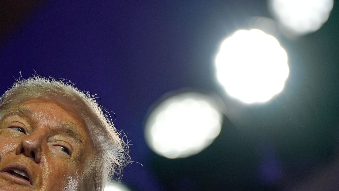 US President under pressure: Media: Trump informed about his own names in Epstein files