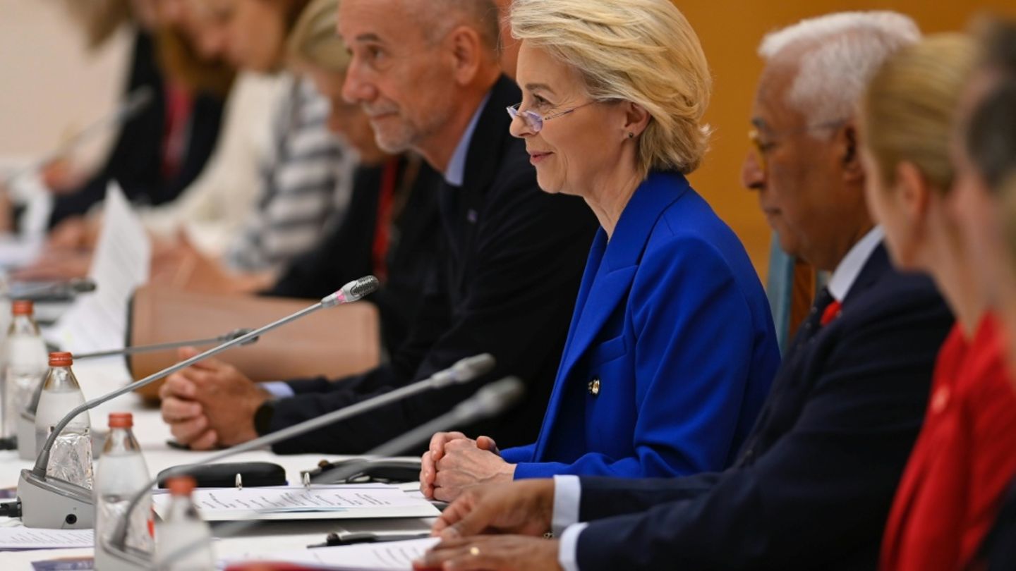 Ursula von der Leyen (m.) in Japan