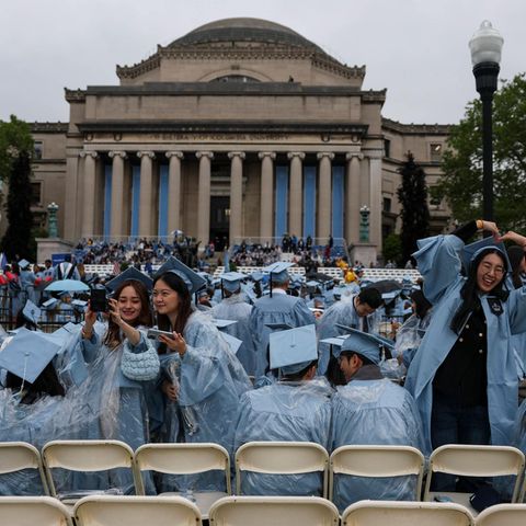 Studenten versammeln sich auf dem Hauptcampus der Columbia University in New York