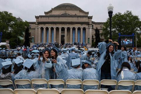 Studenten versammeln sich auf dem Hauptcampus der Columbia University in New York
