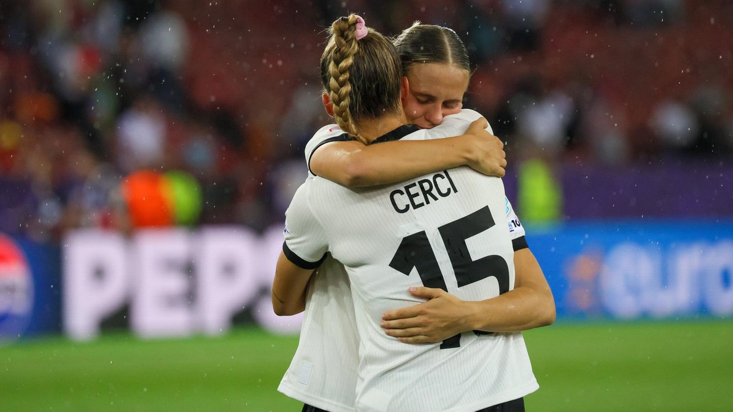 Deutschland gegen Spanien Klara Bühl und Selina Cerci umarmen sich nach dem Spiel Deutschland gegen Spanien