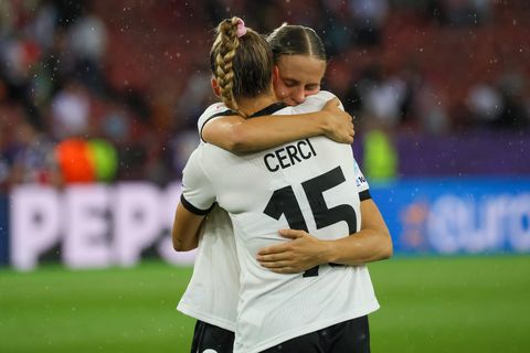Klara Bühl und Selina Cerci umarmen sich nach dem Spiel Deutschland gegen Spanien