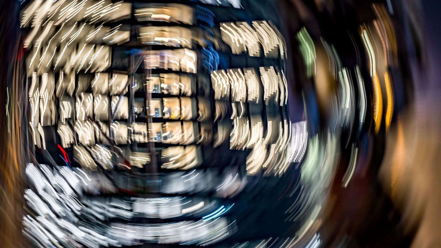 Information from the microcensus: Fewer people work overtime