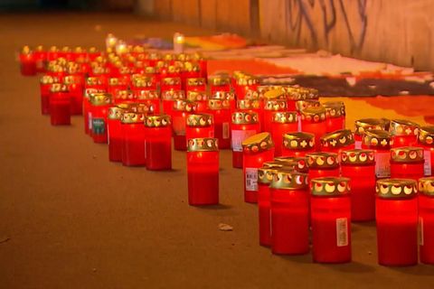 Rote Kerzenlichter stehen auf dem Boden der Gedenkstätte in Duisburg.