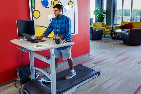 Fitness-Deal bei Amazon: Mann läuft am Schreibtisch auf einem Laufband