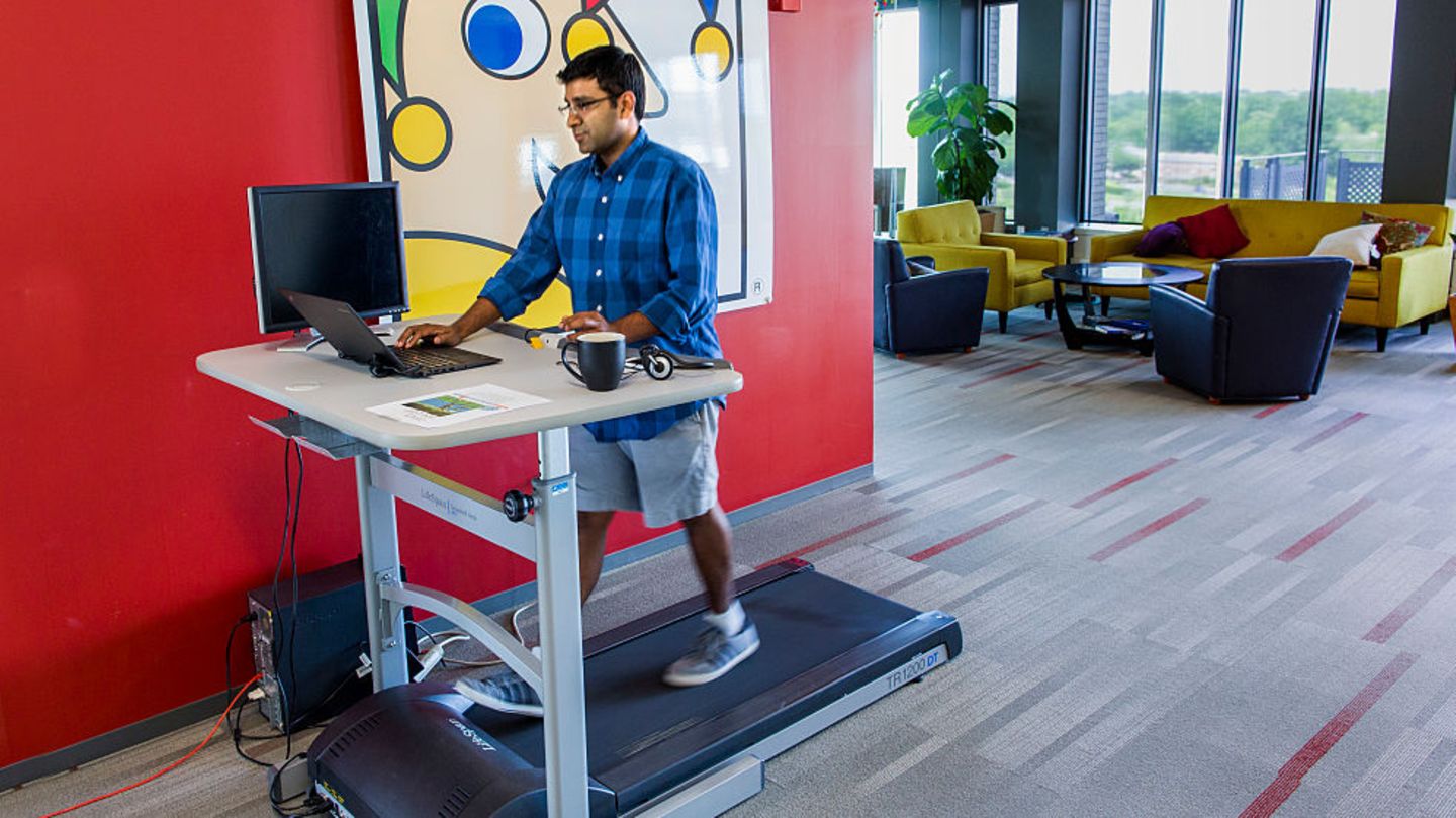 Fitness-Deal-Workout-am-Schreibtisch-2-in-1-Laufband-f-r-90-statt-140-Euro