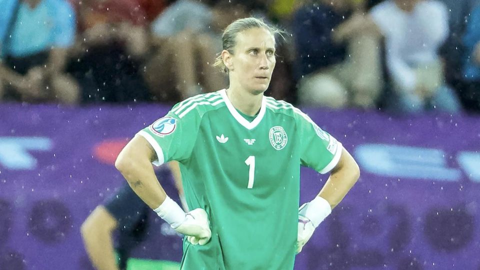 Berger sieht Schuld nach EM-Aus bei sich: "Nehme es auf meine Kappe" Ann-Katrin Berger nach getroffenem Gegentor