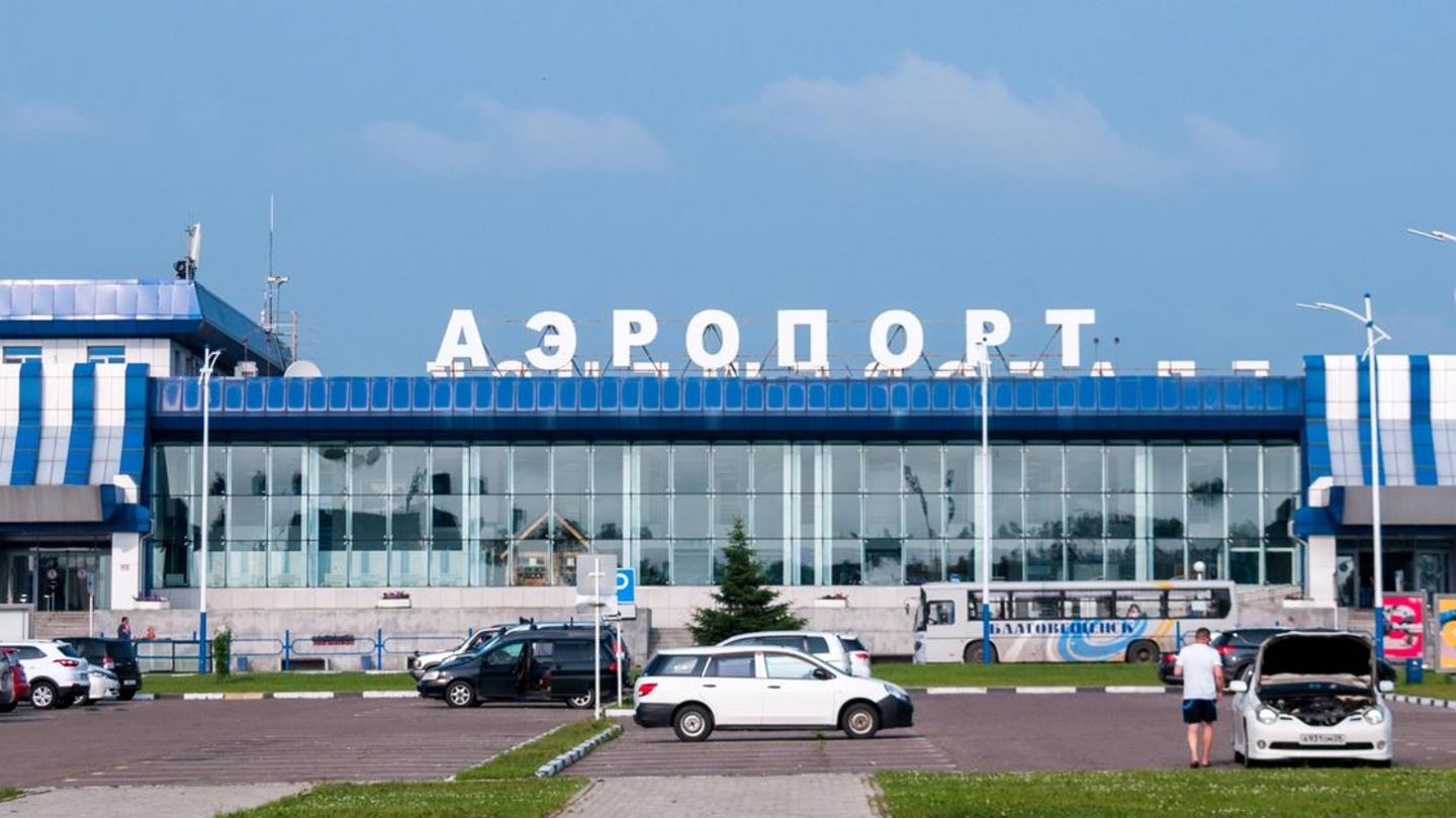 Vermisste Maschine: Russisches Passagierflugzeug mit 49 Insassen abgestürzt