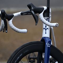 Lenkerband Rennrad: Straßenrad mit weißem Lenkerband