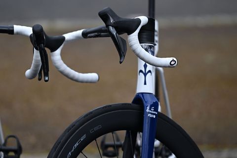 Lenkerband Rennrad: Straßenrad mit weißem Lenkerband