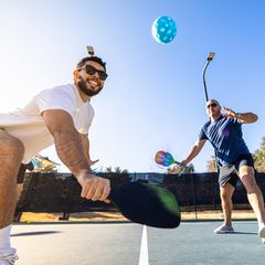 Zwei Männer spielen Pickleball